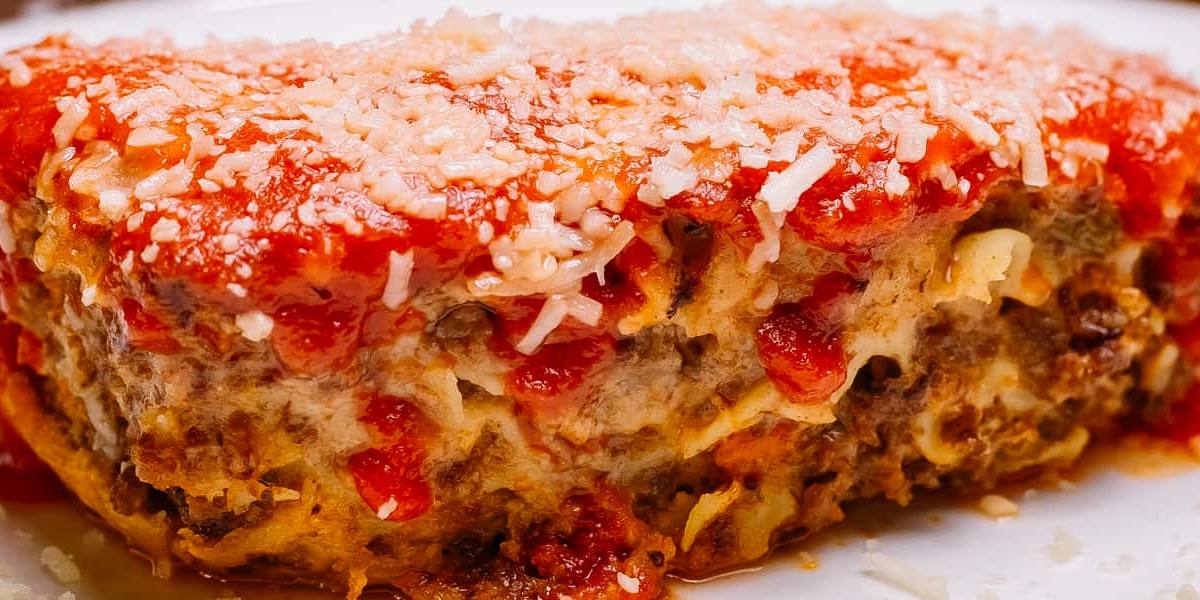 lasaña de atun La lasaña de atún es una elaboración de relleno cremoso y textura compacta.