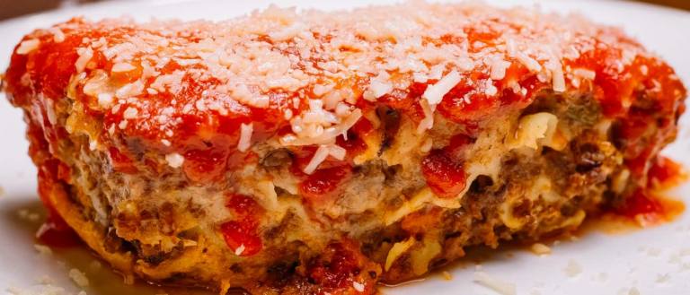 La lasaña de atún es una elaboración de relleno cremoso y textura compacta.