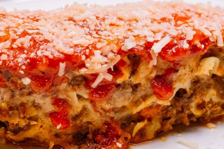 lasaña de atun La lasaña de atún es una elaboración de relleno cremoso y textura compacta.