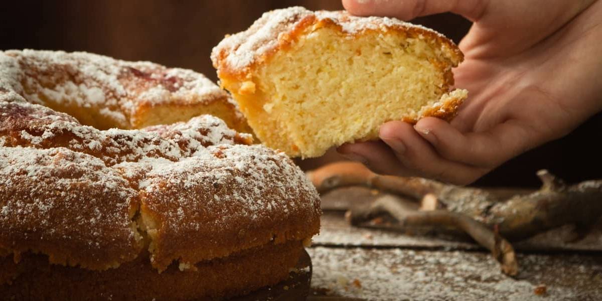 El bizcocho de yogur de limón se elabora no solo con un lácteo de este sabor, sino con un zumo de este cítrico.