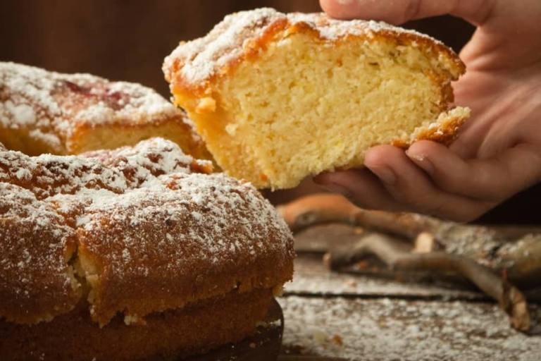 bizcocho de yogur de limón El bizcocho de yogur de limón se elabora no solo con un lácteo de este sabor, sino con un zumo de este cítrico.