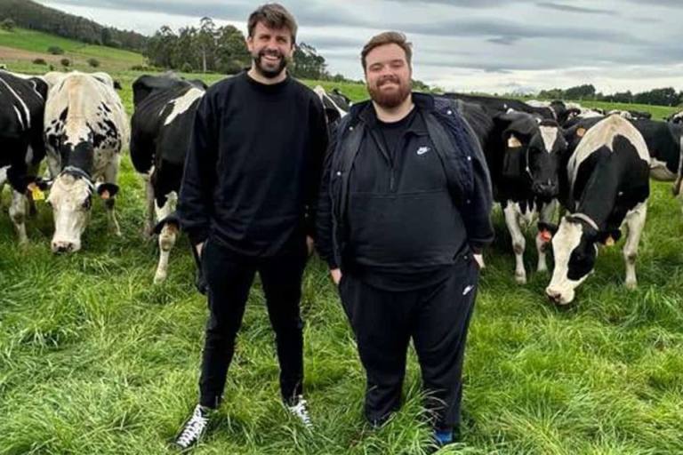 Ibai y Piqué junto a las vacas virales durante el rodaje para Central Lechera Asturiana.