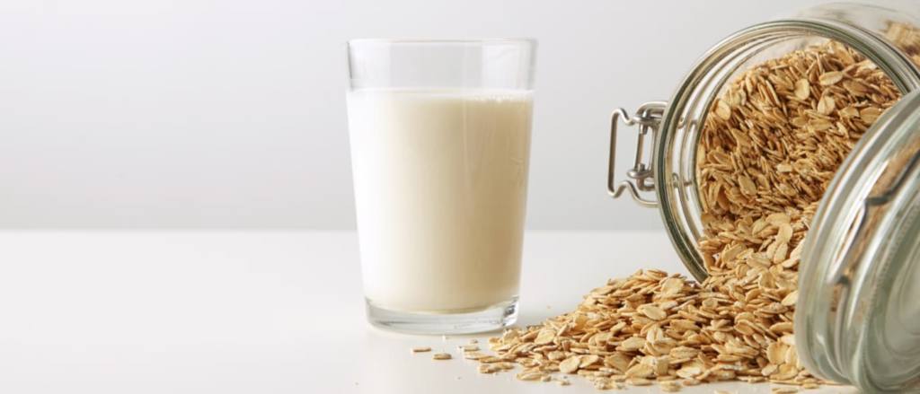 La leche de avena es un alimento que se elabora exclusivamente con agua y cereal, cualquier otro ingrediente es un extra.