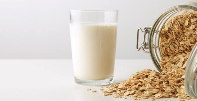 La leche de avena es un alimento que se elabora exclusivamente con agua y cereal, cualquier otro ingrediente es un extra.