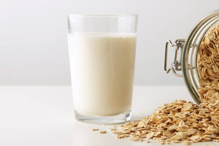 leche de avena La leche de avena es un alimento que se elabora exclusivamente con agua y cereal, cualquier otro ingrediente es un extra.