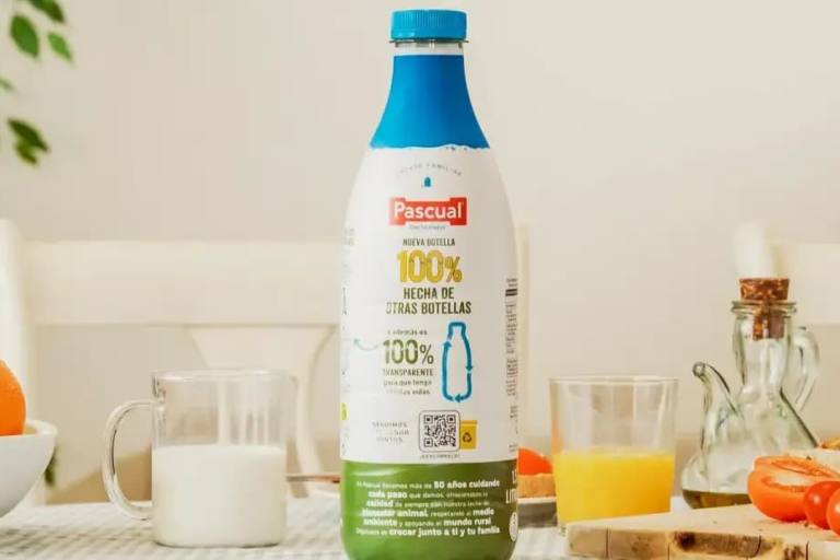 La nueva botella de Pascual permite el reciclaje completo porque se elabora sin tintes.