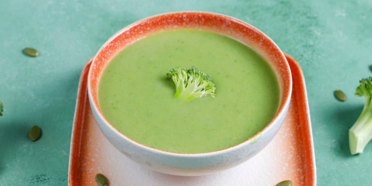 crema de brocoli La crema de brócoli puede consumirse fría o caliente, en función de la época del año.