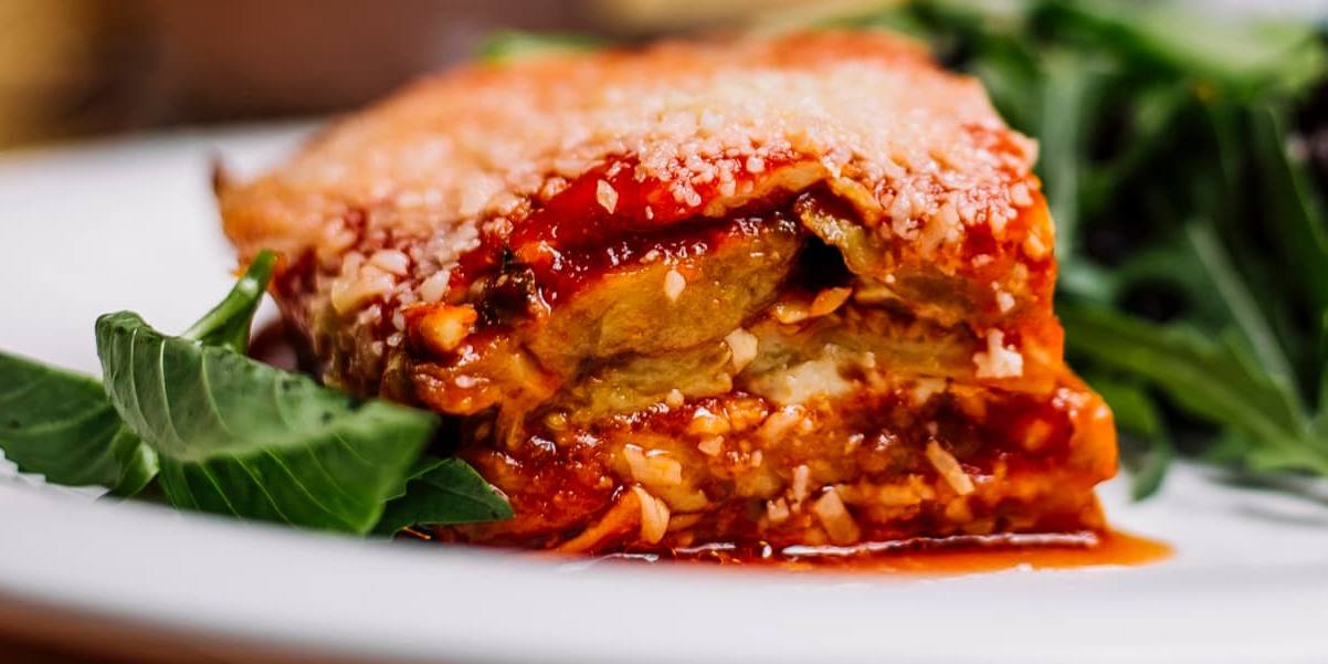 La lasaña de berenjena se completa con otras verduras, como espinacas o cebolla.