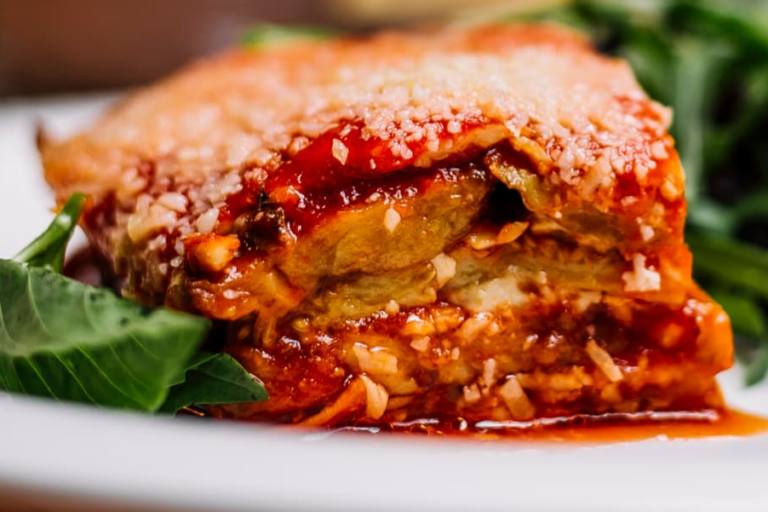 La lasaña de berenjena se completa con otras verduras, como espinacas o cebolla.
