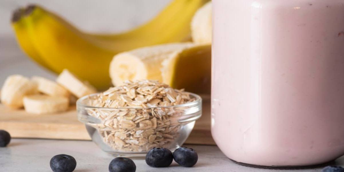 El batido de plátano y arándanos es una bebida que puede mejorarse añadiendo hielo.