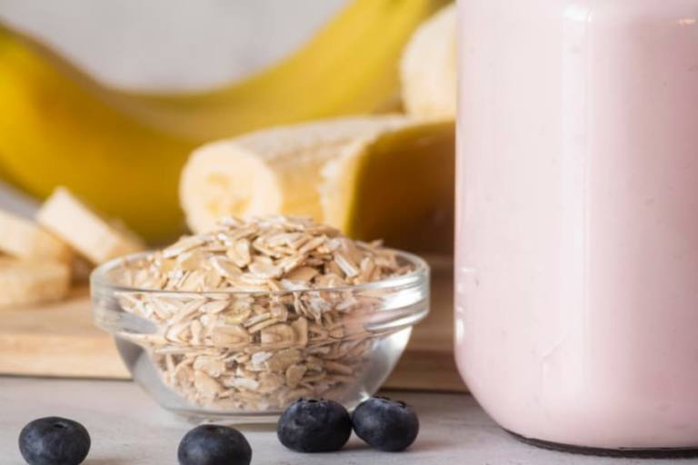 El batido de plátano y arándanos es una bebida que puede mejorarse añadiendo hielo.