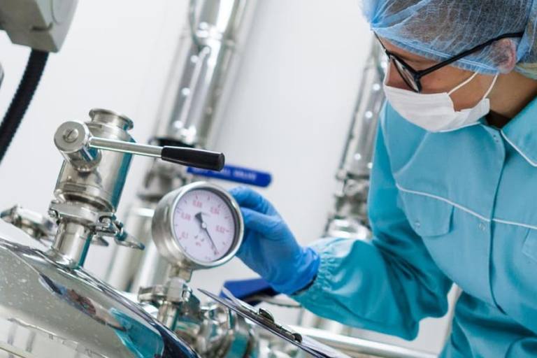 La leche pasteurizada posee una vida útil más prolongada e implica menos riesgos para la salud.