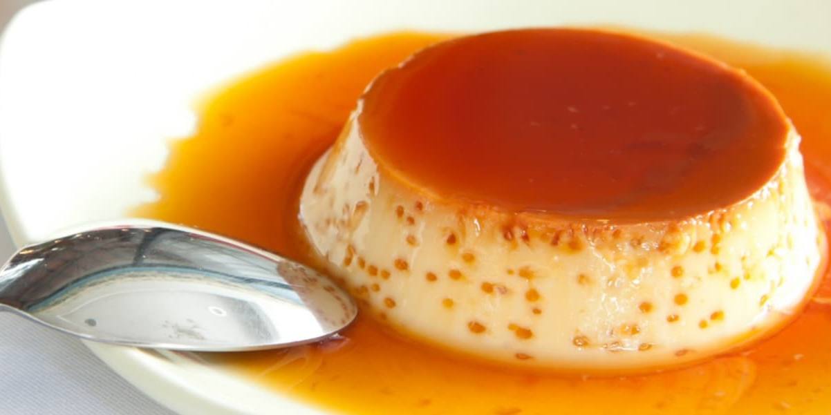 El flan de leche de coco es un dulce que contiene lácteos igualmente.