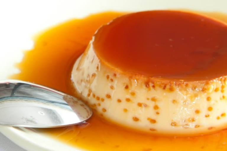 El flan de leche de coco es un dulce que contiene lácteos igualmente.