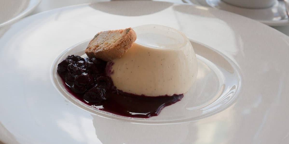 La panna cotta debe elaborarse con una nata con un contenido alto en materia grasa.