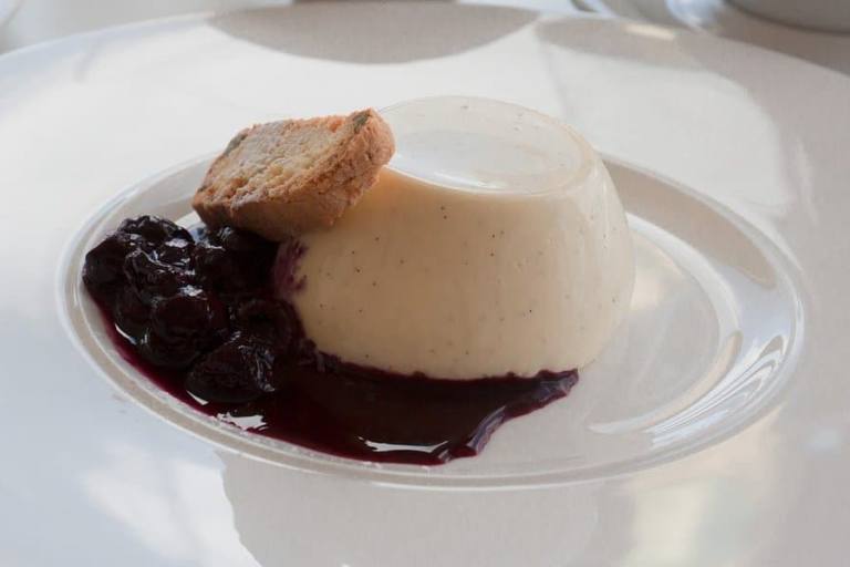 La panna cotta debe elaborarse con una nata con un contenido alto en materia grasa.