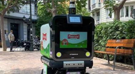 Uno de los robots de Pascual que reparte en Zaragoza.