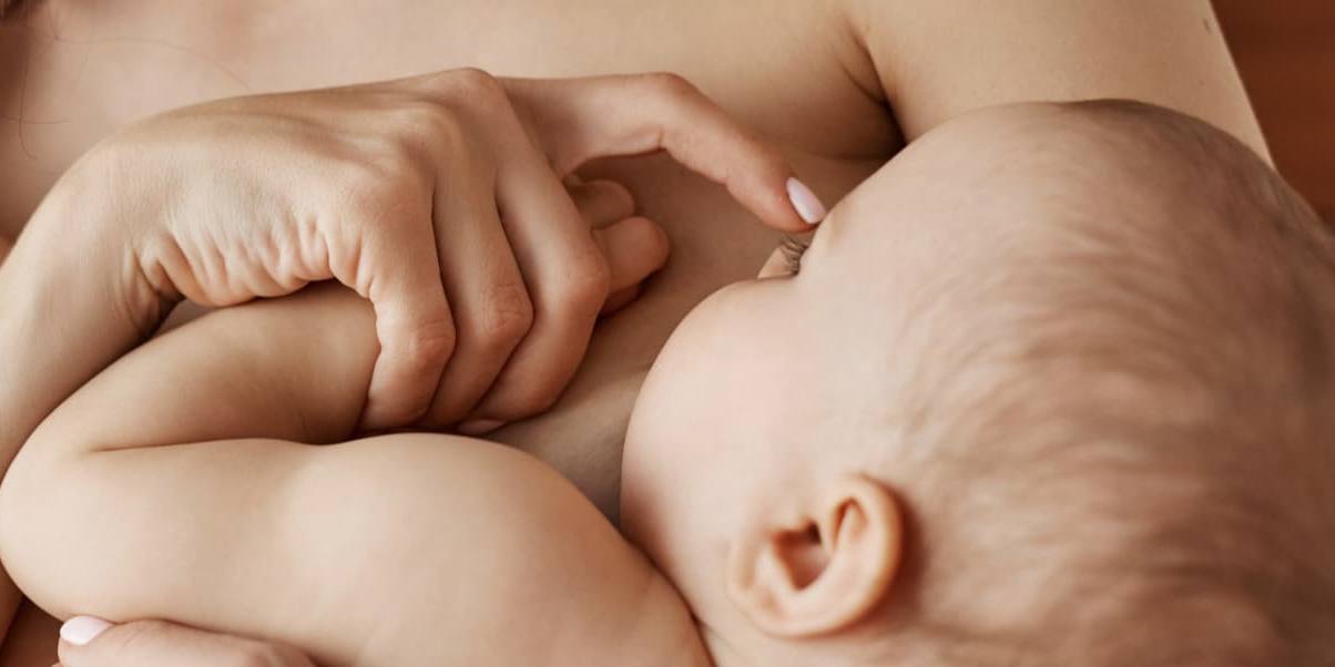 La leche materna de madre vegana no presenta menos nutrientes como vitamina B2.