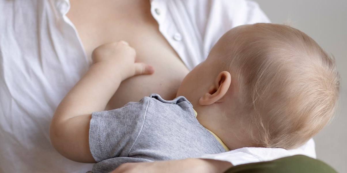 Los bebés alimentados con leche materna muestran más materia gris en su primera década de vida.