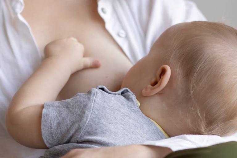 Los bebés alimentados con leche materna muestran más materia gris en su primera década de vida.