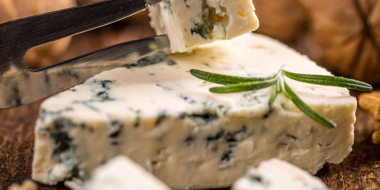 El queso Roquefort recibe sus vetas azules de un moho único.