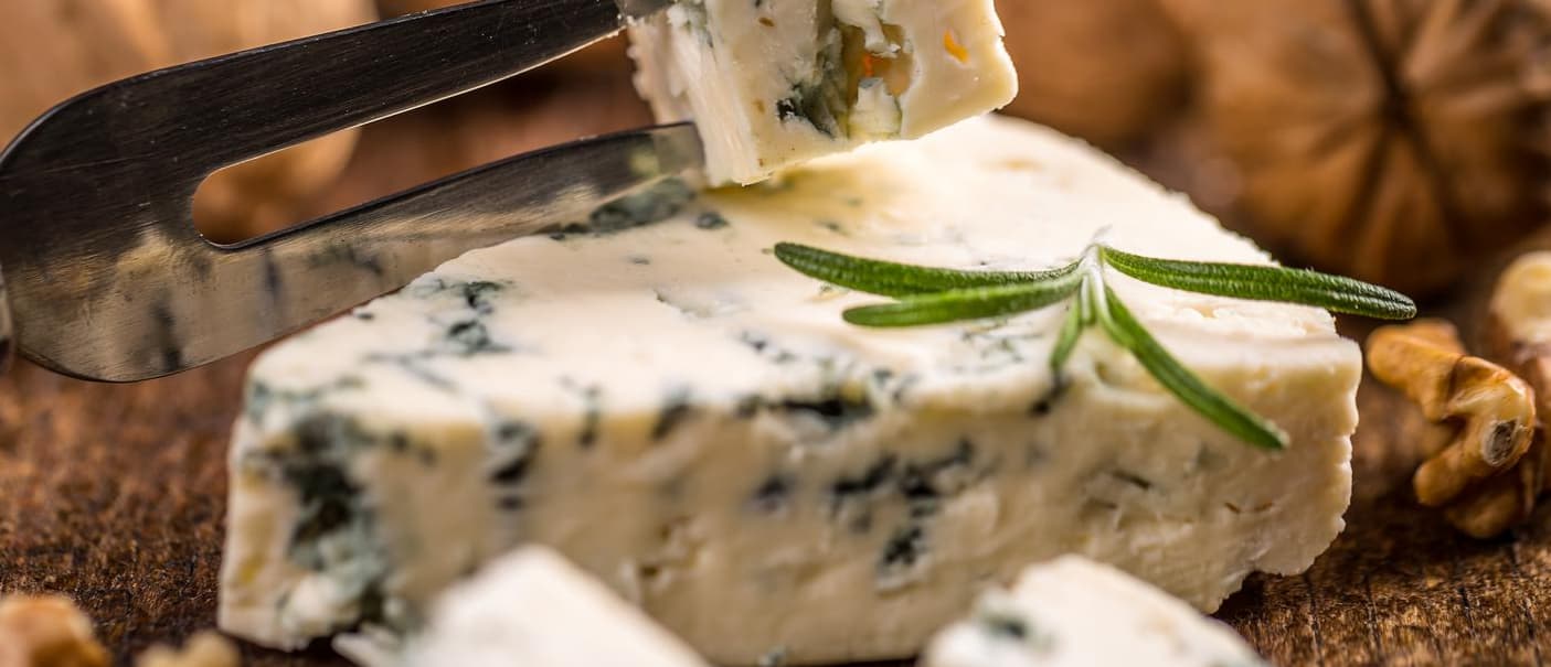 El queso Roquefort recibe sus vetas azules de un moho único.