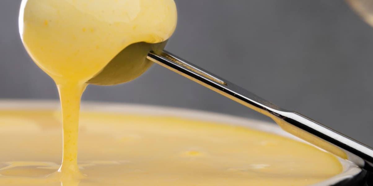 fondue de queso La fondue de queso surgió como una elaboración al aire libre.