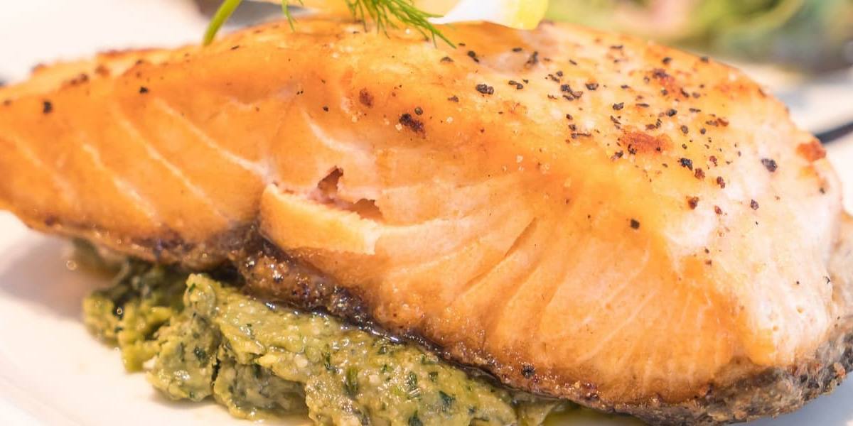 El salmon con mantequilla y eneldo es una elaboración sencilla, pero que requiere de atención al punto de cocción.