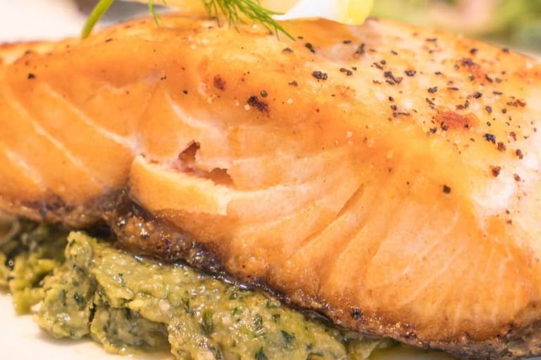 El salmon con mantequilla y eneldo es una elaboración sencilla, pero que requiere de atención al punto de cocción.