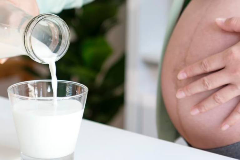 La lactancia es compatible con el consumo de lácteos y parte fundamental de la alimentación.