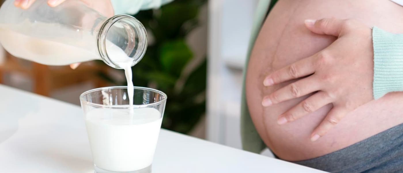La lactancia es compatible con el consumo de lácteos y parte fundamental de la alimentación.