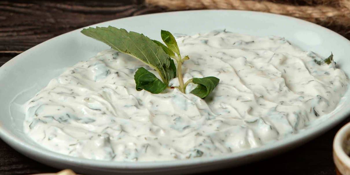 La salsa tzatziki puede servir como acompañamiento también de carnes y pescados.