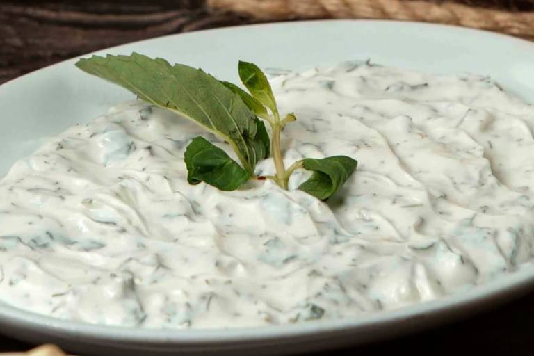 La salsa tzatziki puede servir como acompañamiento también de carnes y pescados.