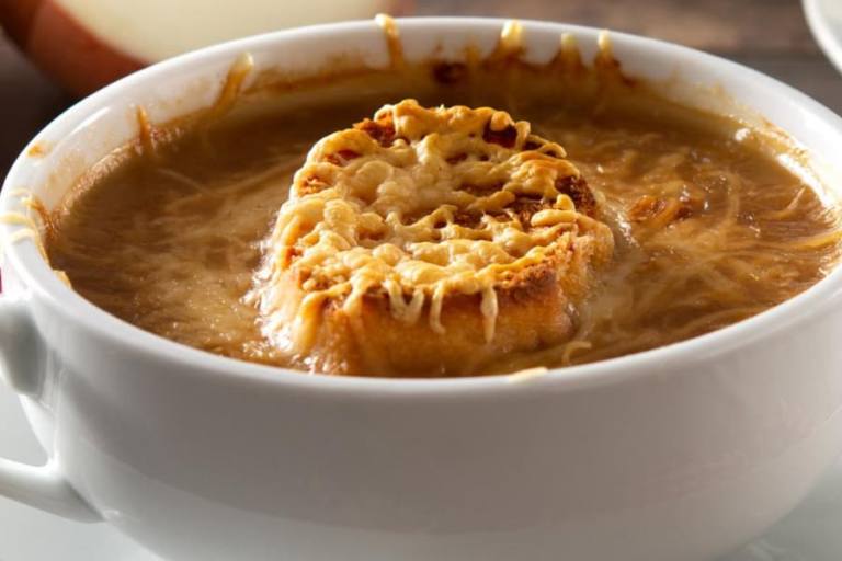 La sopa de cebolla gratinada con mantequilla requiere de pan para su correcta elaboración.