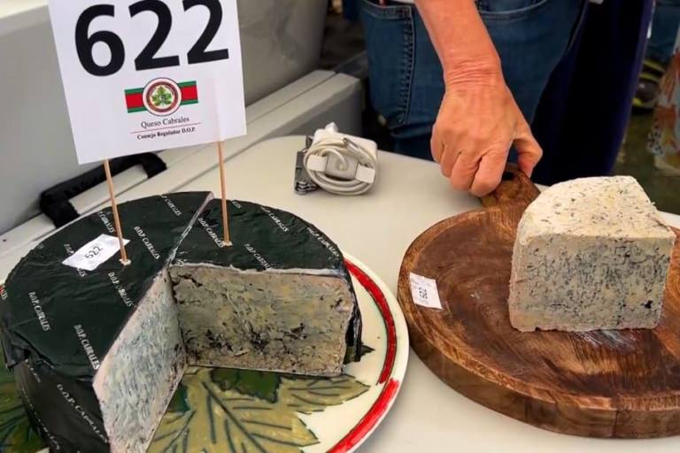 La pieza de queso Cabrales subastada superaba ligeramente los dos kilos.