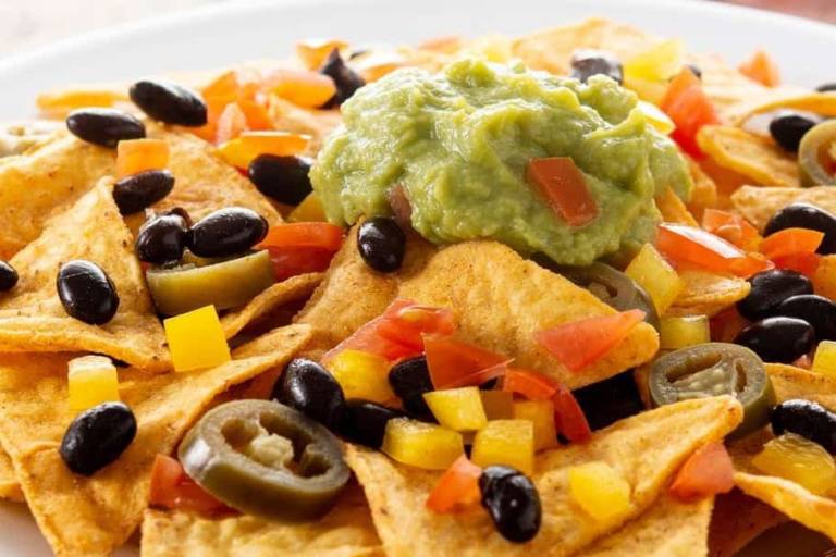 Los nachos con queso debes elaborarse con harina de maíz.