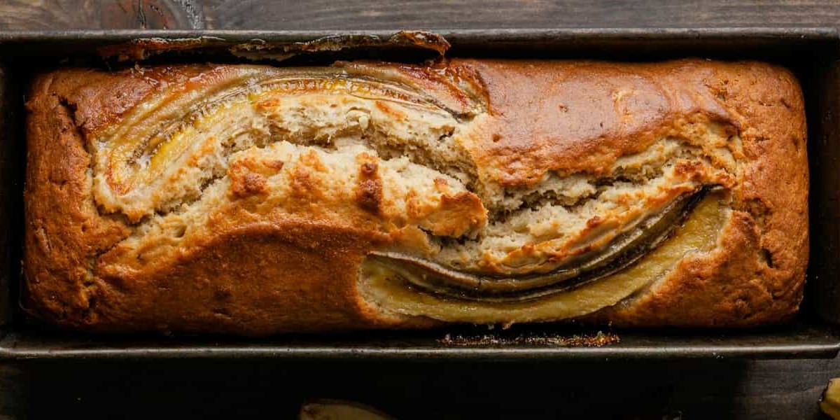 El pan de plátano no debe trabajarse en exceso para tener buena textura.