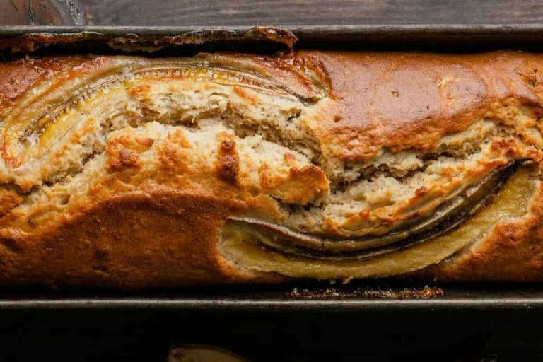 El pan de plátano no debe trabajarse en exceso para tener buena textura.