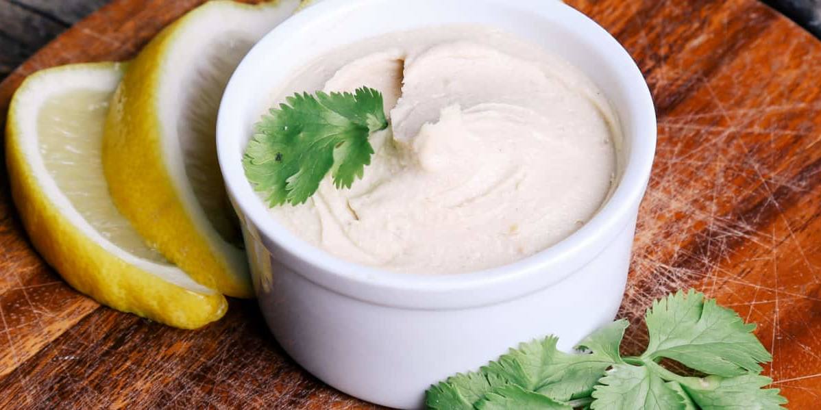 yogur salsa aderezo El yogur utilizado como aderezo puede aportar una base nutricional beneficiosa a tus comidas y, dada su versatilidad y propiedades físicas.