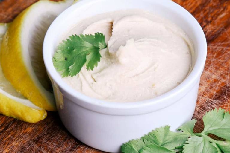 El yogur utilizado como aderezo puede aportar una base nutricional beneficiosa a tus comidas y, dada su versatilidad y propiedades físicas.