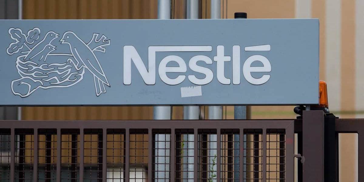 nestle fabrica (1) Nestlé revisará prácticas sostenibles para efectuar los pagos.