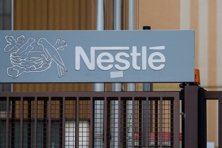Nestlé revisará prácticas sostenibles para efectuar los pagos.