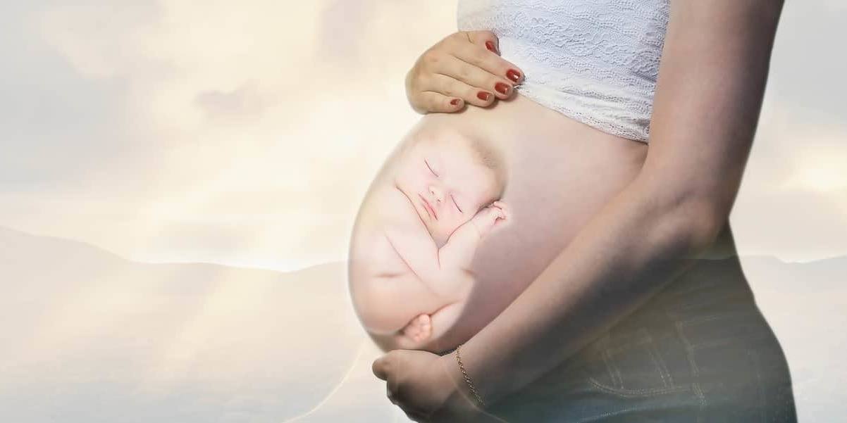 El feto necesitará calcio, de alimentos como los lácteos, en su alimentación o lo obtendrá de los huesos de la madre.