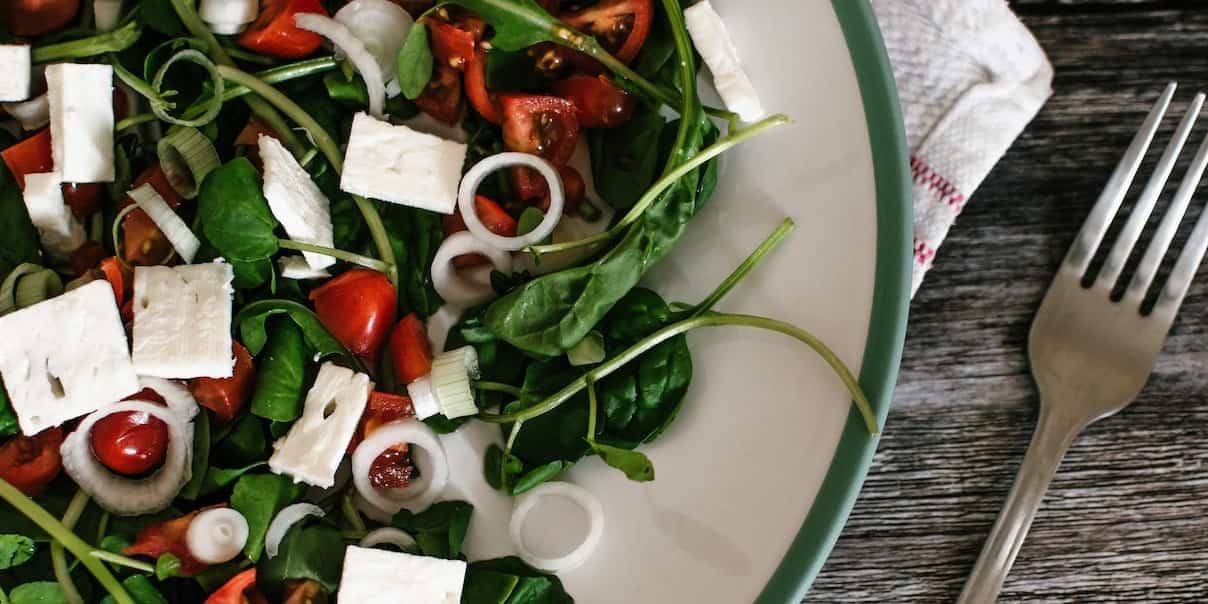 La ensalada de espinacas con queso de cabra acepta múltiples tipos de aderezo.