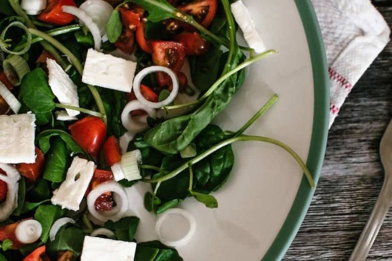La ensalada de espinacas con queso de cabra acepta múltiples tipos de aderezo.