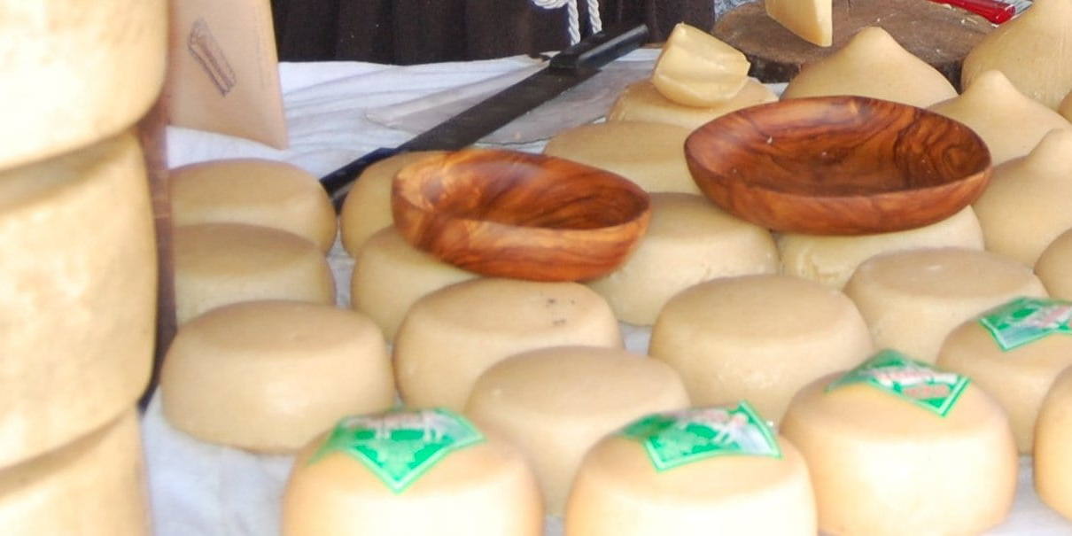 El queso Arzúa-Ulloa es uno de los quesos más populares de Galicia y cuenta con una Denominación de Origen Protegida (DOP).