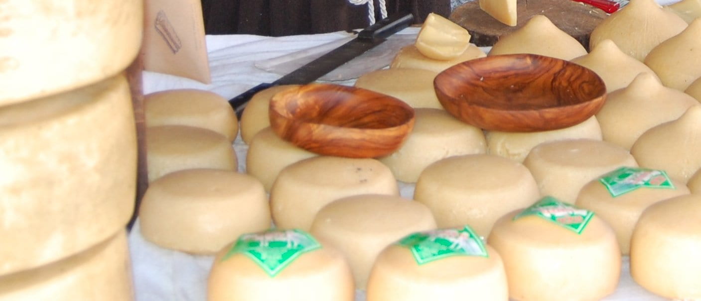 El queso Arzúa-Ulloa es uno de los quesos más populares de Galicia y cuenta con una Denominación de Origen Protegida (DOP).