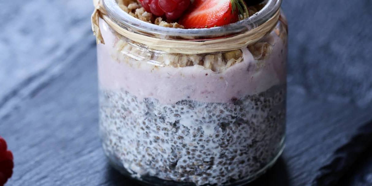 El pudin de chía con yogur debe reposar en la nevera.