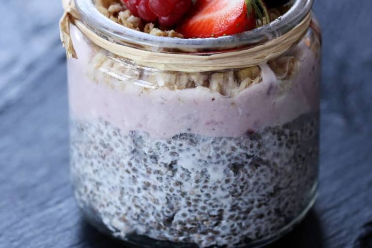 El pudin de chía con yogur debe reposar en la nevera.