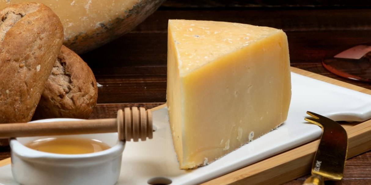 queso comté Una unidad de queso Comté se elabora con leches de múltiples vacas y granjas.